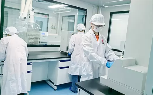 การทำงานของทีมในห้องปฏิบัติการคลีนรูม